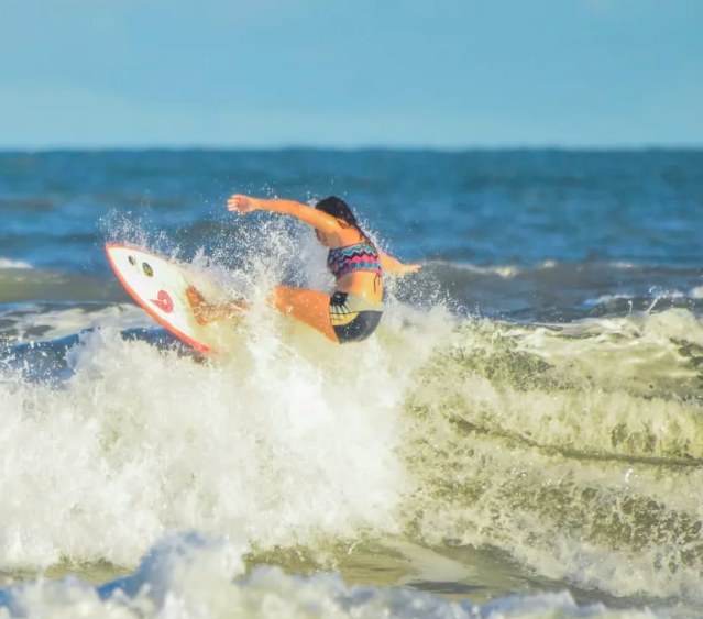 Registro de surf compartilhado pelo coletivo Litoral/SE por Elas